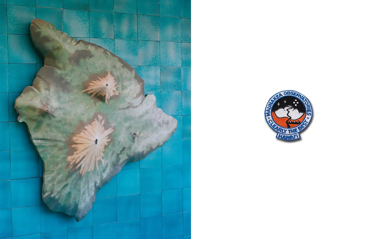 Sterne über Hawaii - Modell Big Island mit den Vulkankegeln Mauna Kea und Mauna Loa im Pu&rsquo;uhonua o Honaunau National Park