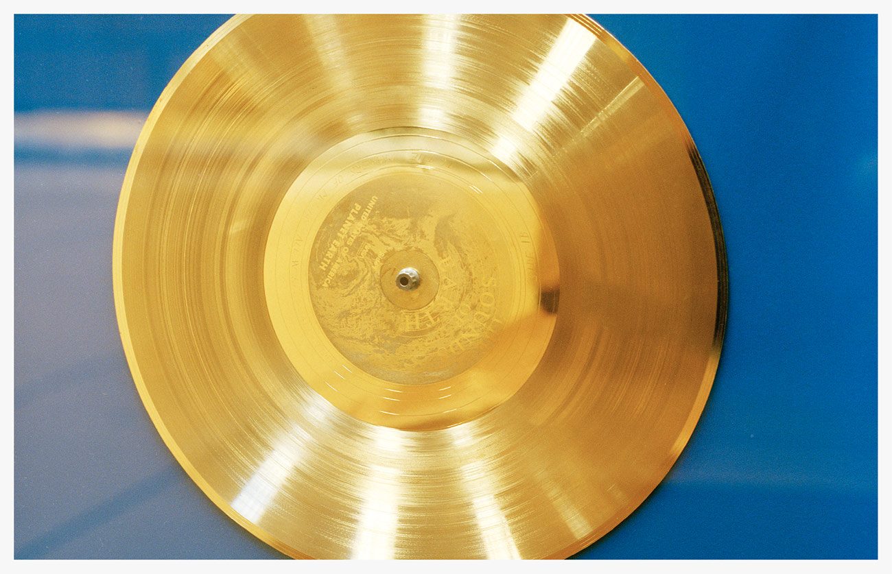 Voyager – The Grand Tour - A replica of the Golden Record in the Theodore von Kármán Auditorium of the JPL.