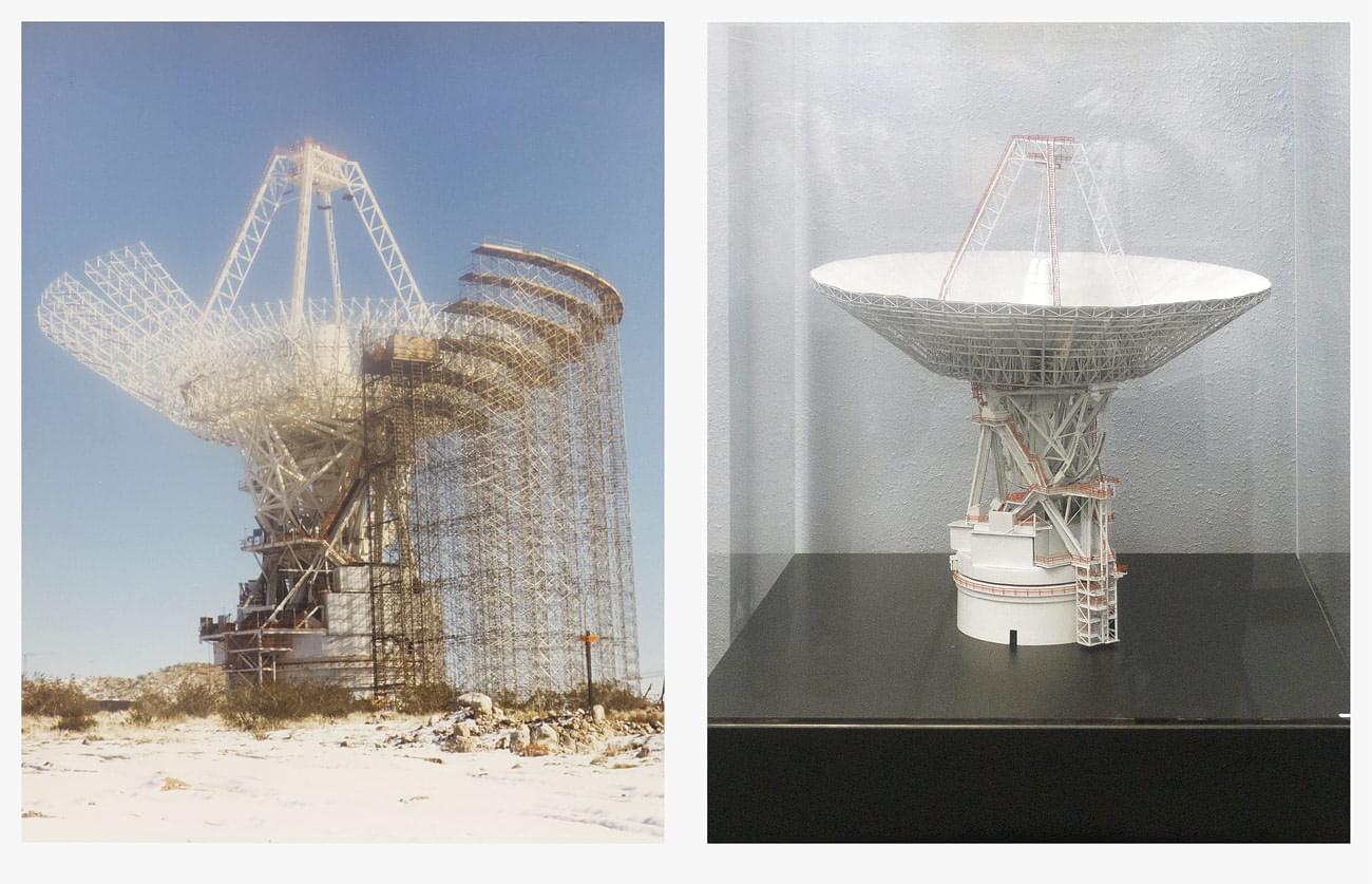 Voyager – The Grand Tour - Construction of the 64 m (later 70 m) DSS 14 antenna, Mars Site. &mdash;  Model of the DSS 14, Goldstone Museum.